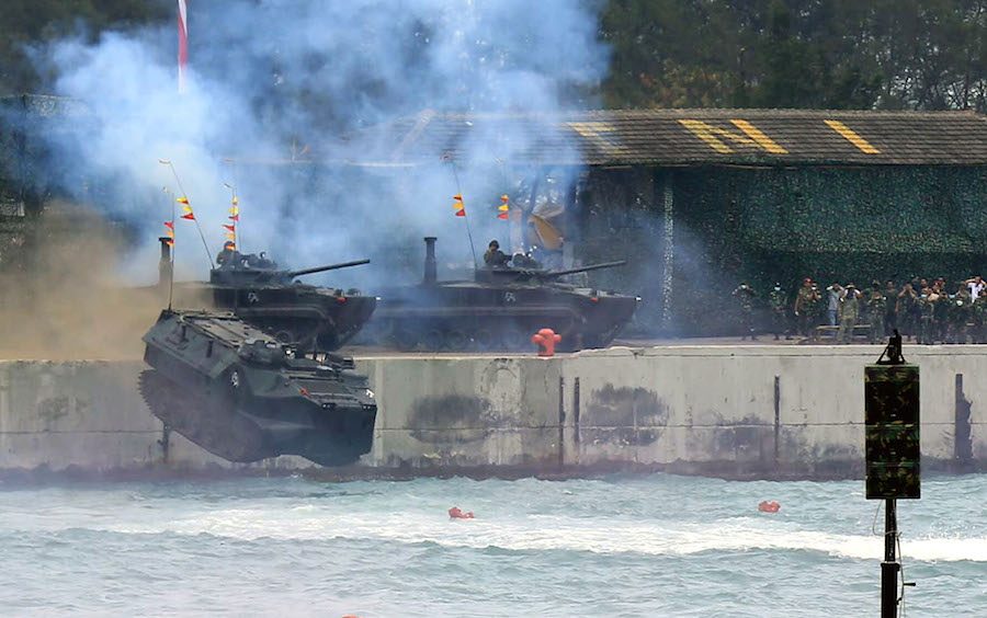 Tank amfibi milik TNI AL meluncur ke laut saat demo pertempuran laut dalam rangkaian Peringatan HUT ke-70 TNI di Dermaga Indah Kiat, Merak, Cilegon, Banten, Senin (5/10). Foto: Rappler. 