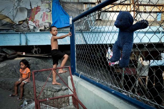 PEOPLE BEHIND THE WALL. There are some 500 informal settler families living in Riverside, a slum community along Estero de Tripa de Galina in Paranaque City.