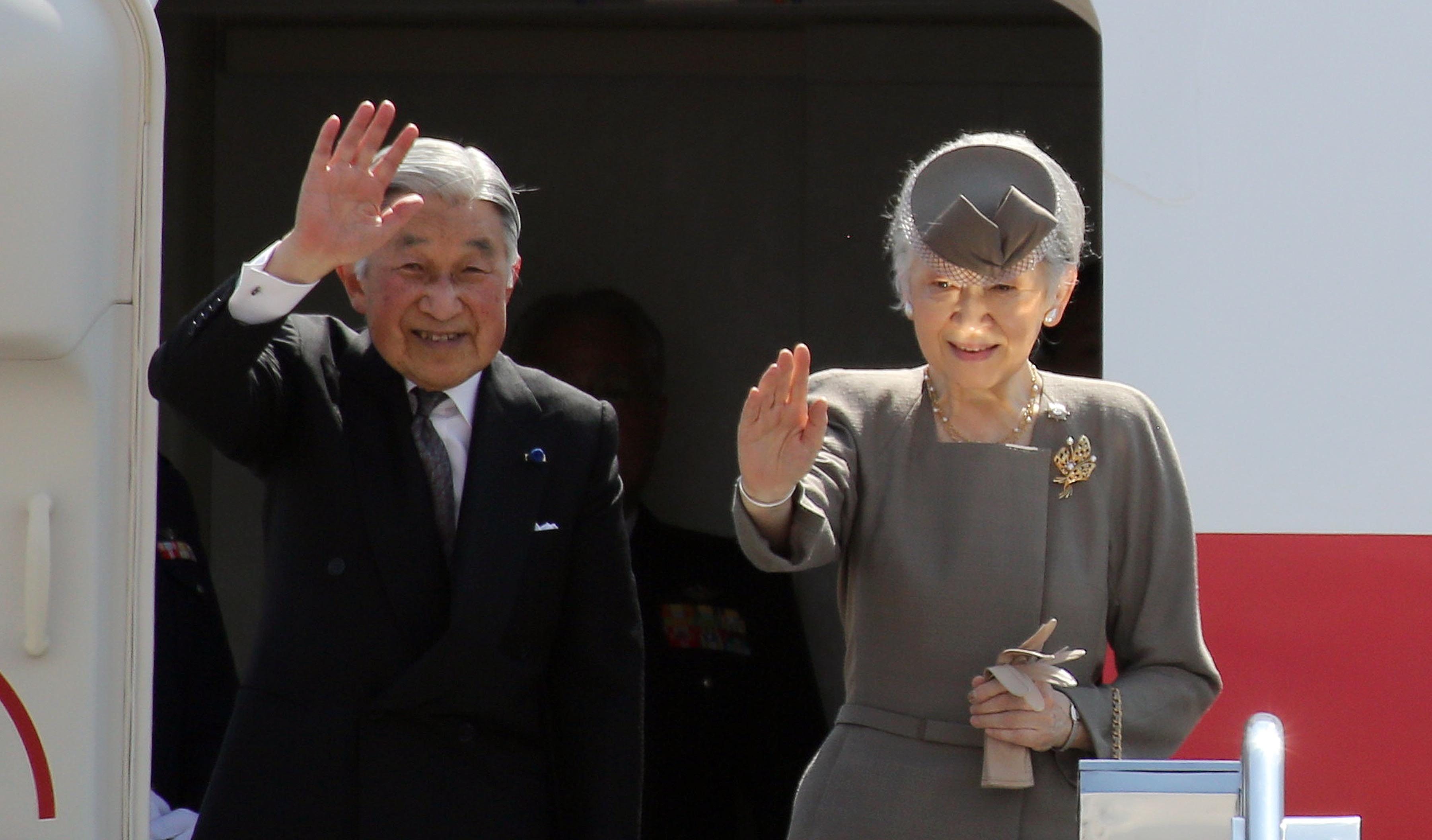 'FUTURE-ORIENTED.' This is how the spokesman for the state visit of Emperor Akihito and Empress Michiko describes their majesties' trip to the Philippines. Here, they wave at the send-off party at the Ninoy Aquino International Airport on January 30, 2016. Photo by Joseph Vidal/Malacañang Photo Bureau  