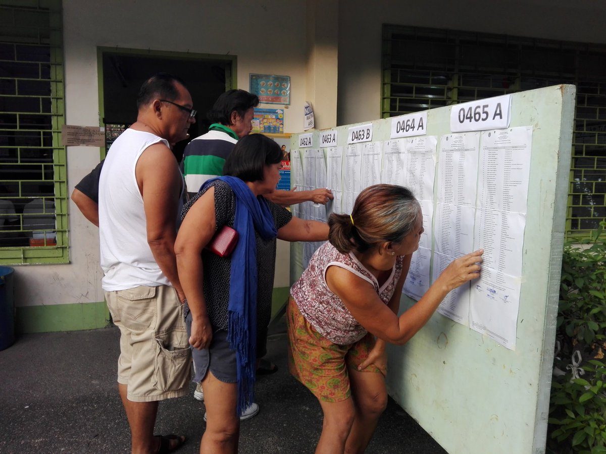 ANGELES CITY, PAMPANGA. Early bird voters of Salapungan Elementary School n Angeles City, Pampanga, are checking their respective precincts as voting begins on May 13, 2019.. Photo by Allena Juguilon/Rappler   