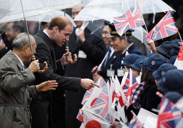Kate-less Prince William kicks off Japan tour – with tea