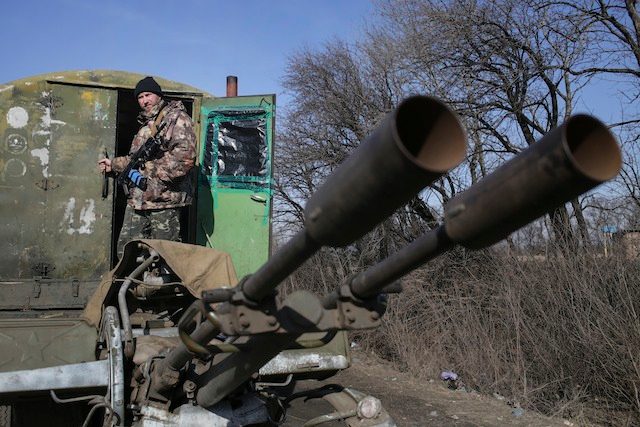 Fears for truce as attacking rebels mass near Ukraine port city