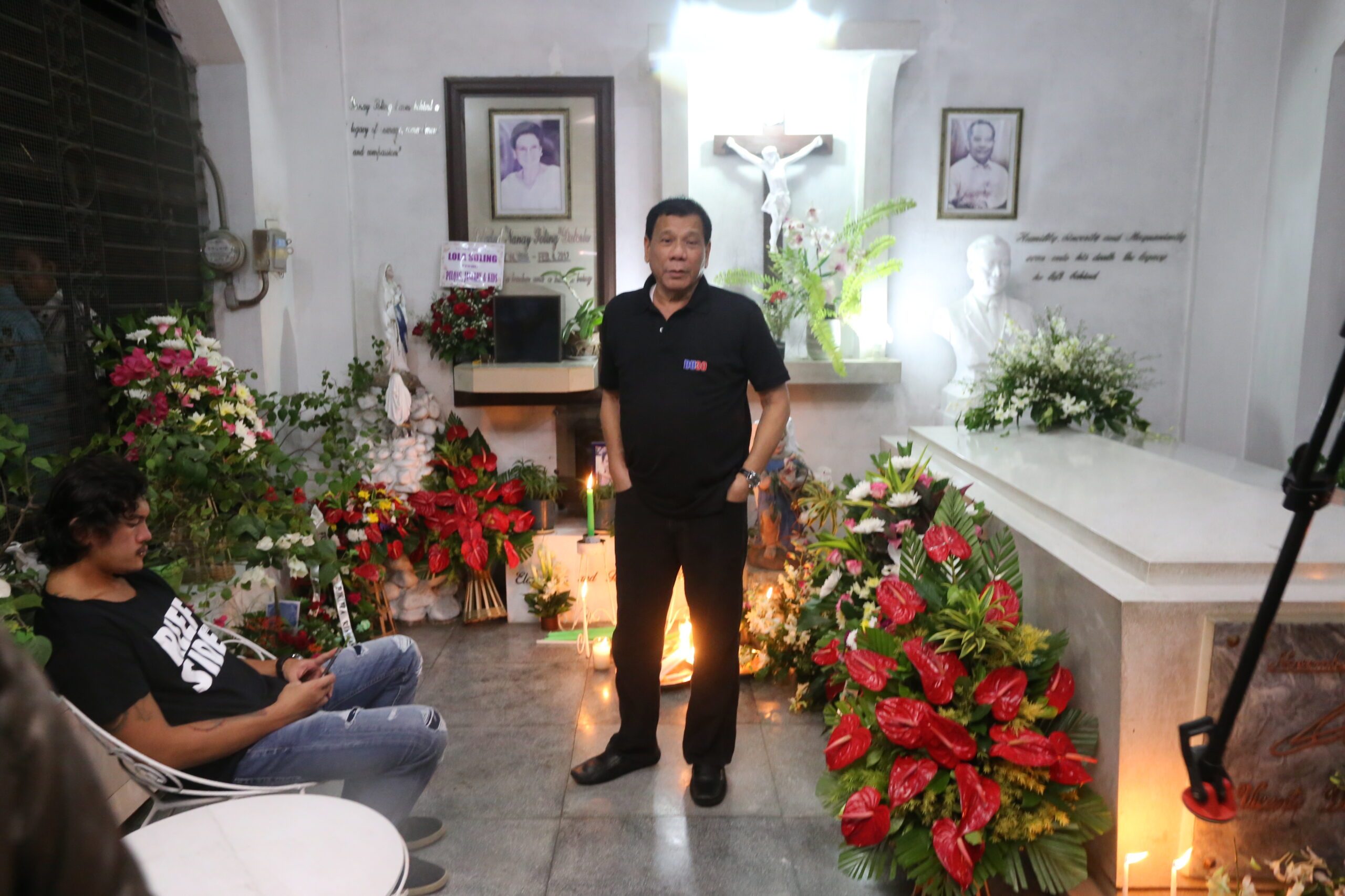 LOOK: Duterte visits parents’ tomb during Undas