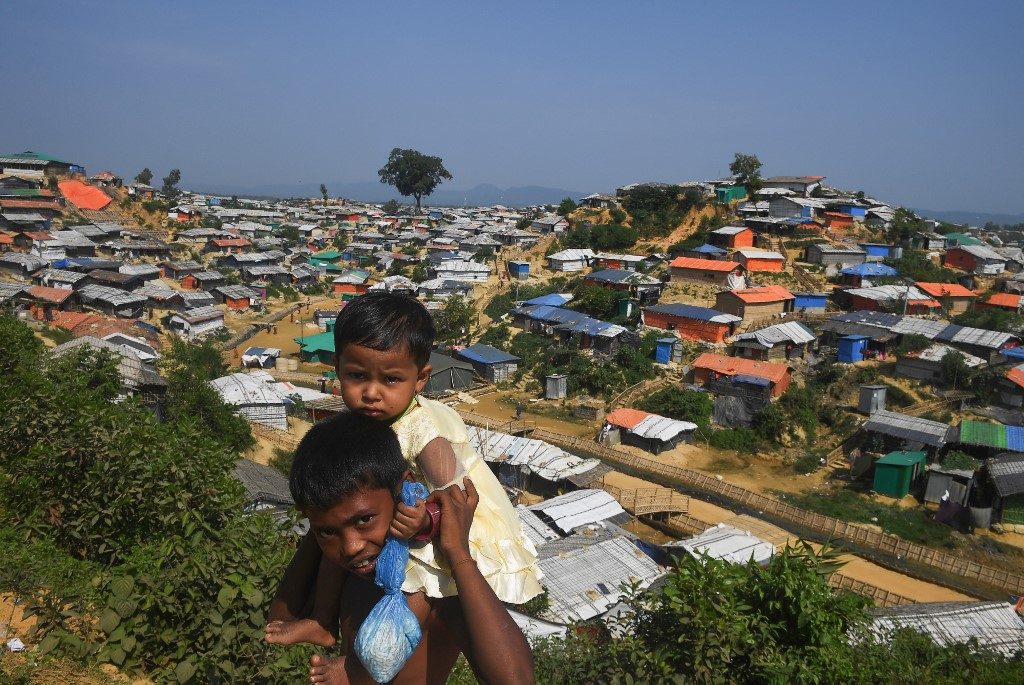 ROHINGYA CRISIS. Young Rohingya refugees look on as a general view of Balukhali refugee camp is pictured in Ukhia on November 16, 2018. Photo by Dibyangshu Sarkar/AFP   