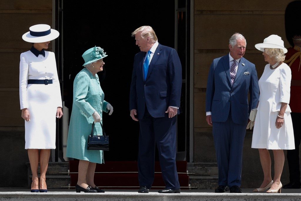 Trump meets queen after insulting London mayor