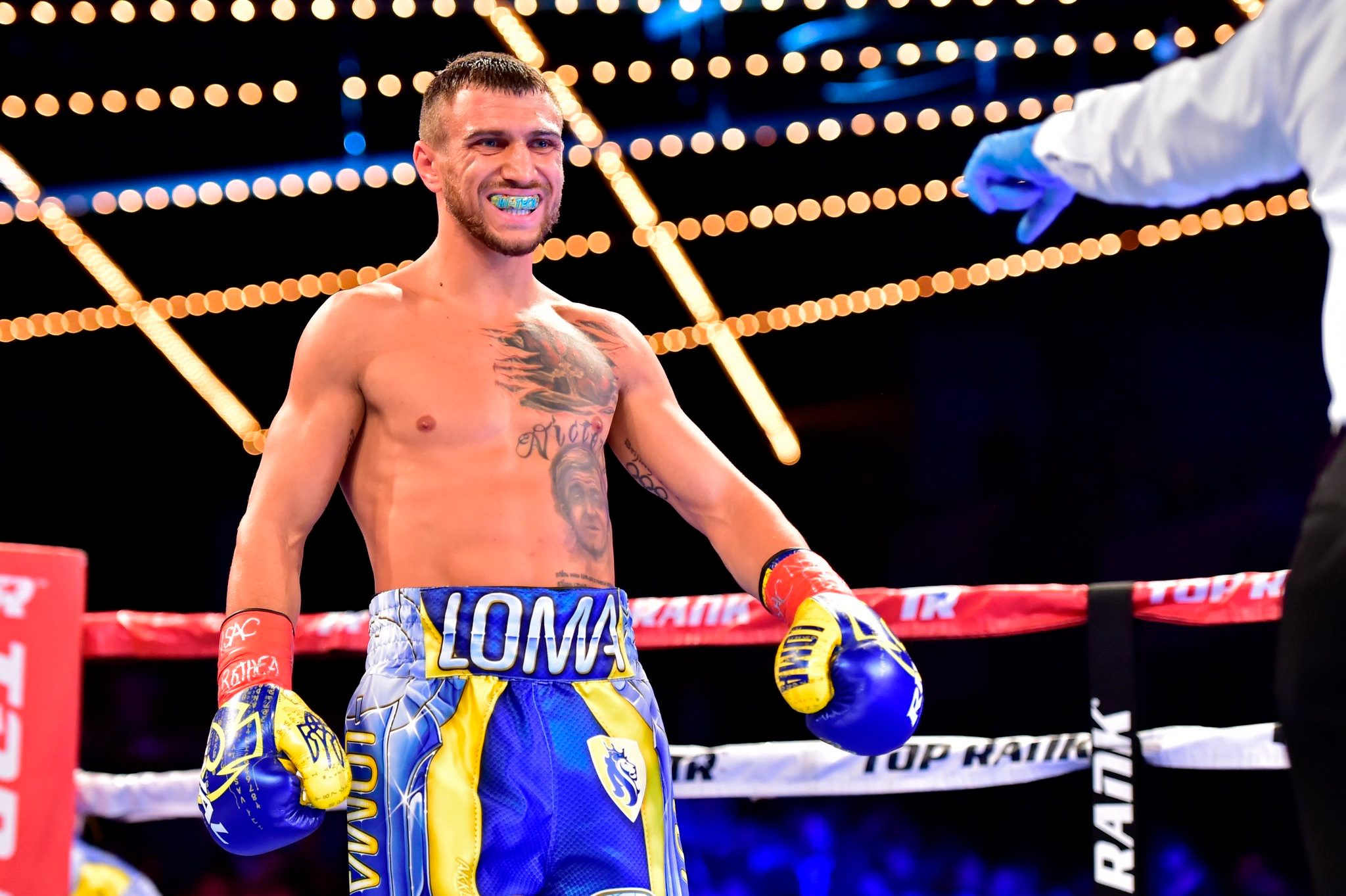 Lomachenko stops Linares for historic 3rd world title