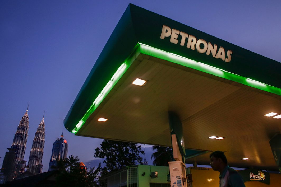 Profit plunges for Malaysia’s Petronas on low oil prices