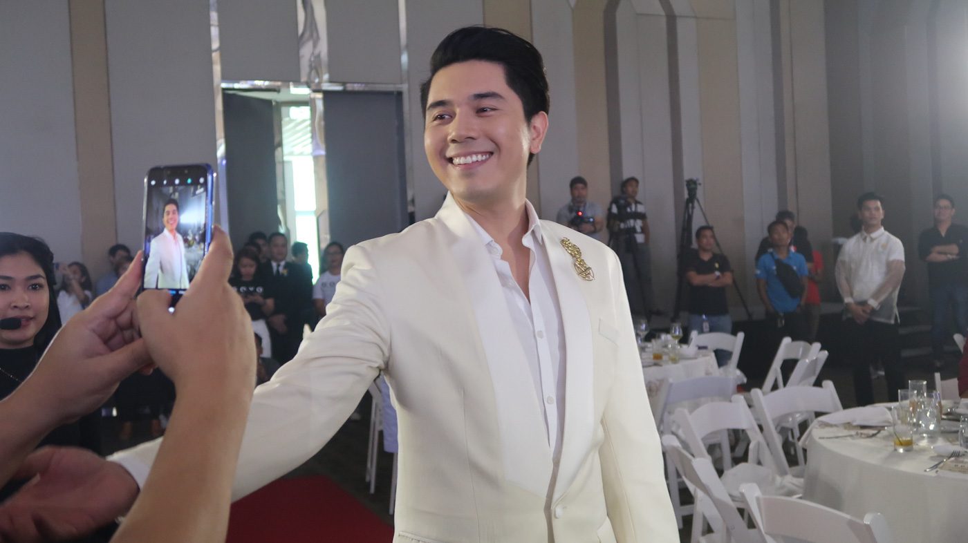 PHOTOS. Paulo Avelino is greeted by the media upon his arrival at the press conference for 'Goyo: Ang Batang Heneral.' 