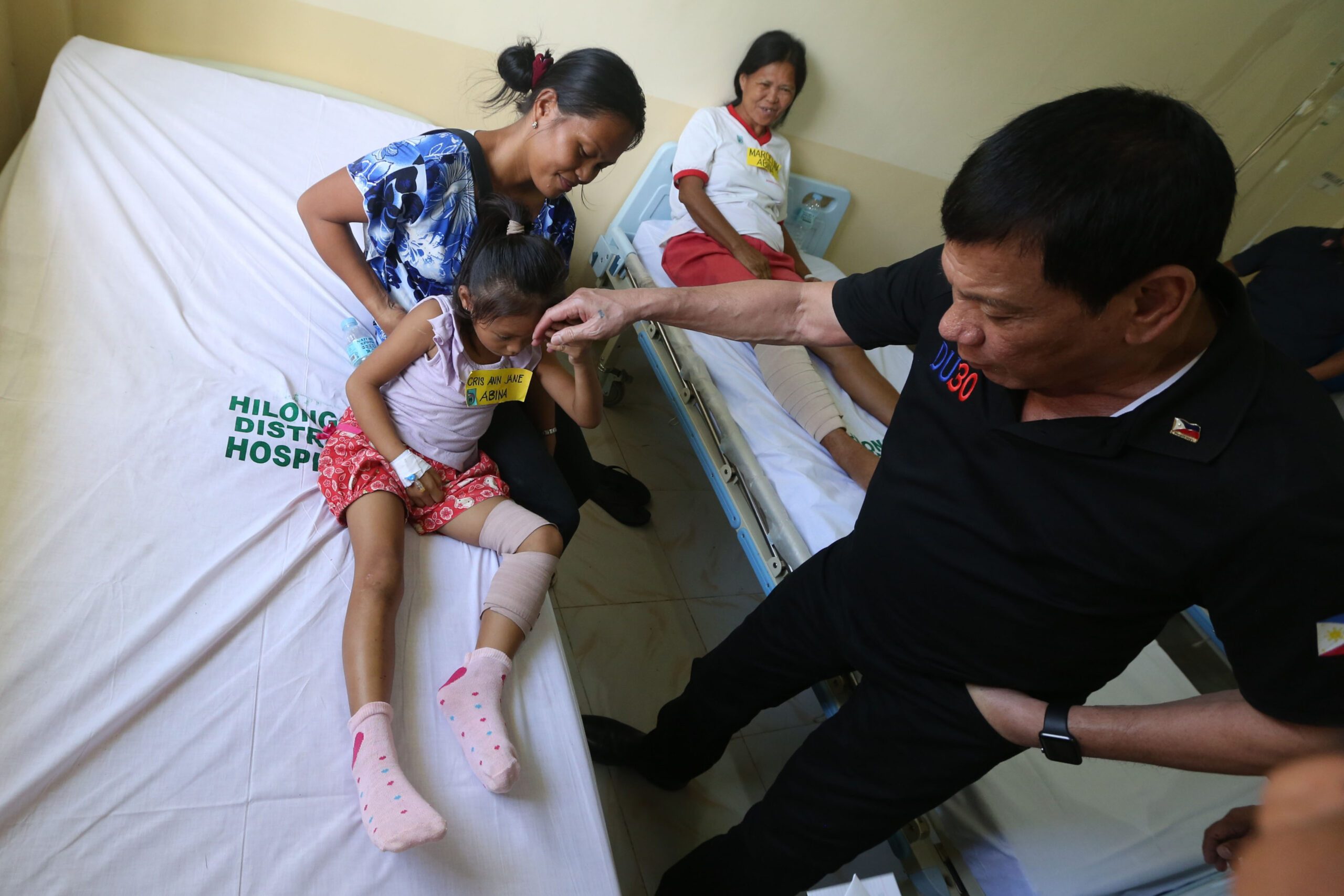 Duterte visits Leyte blast victims
