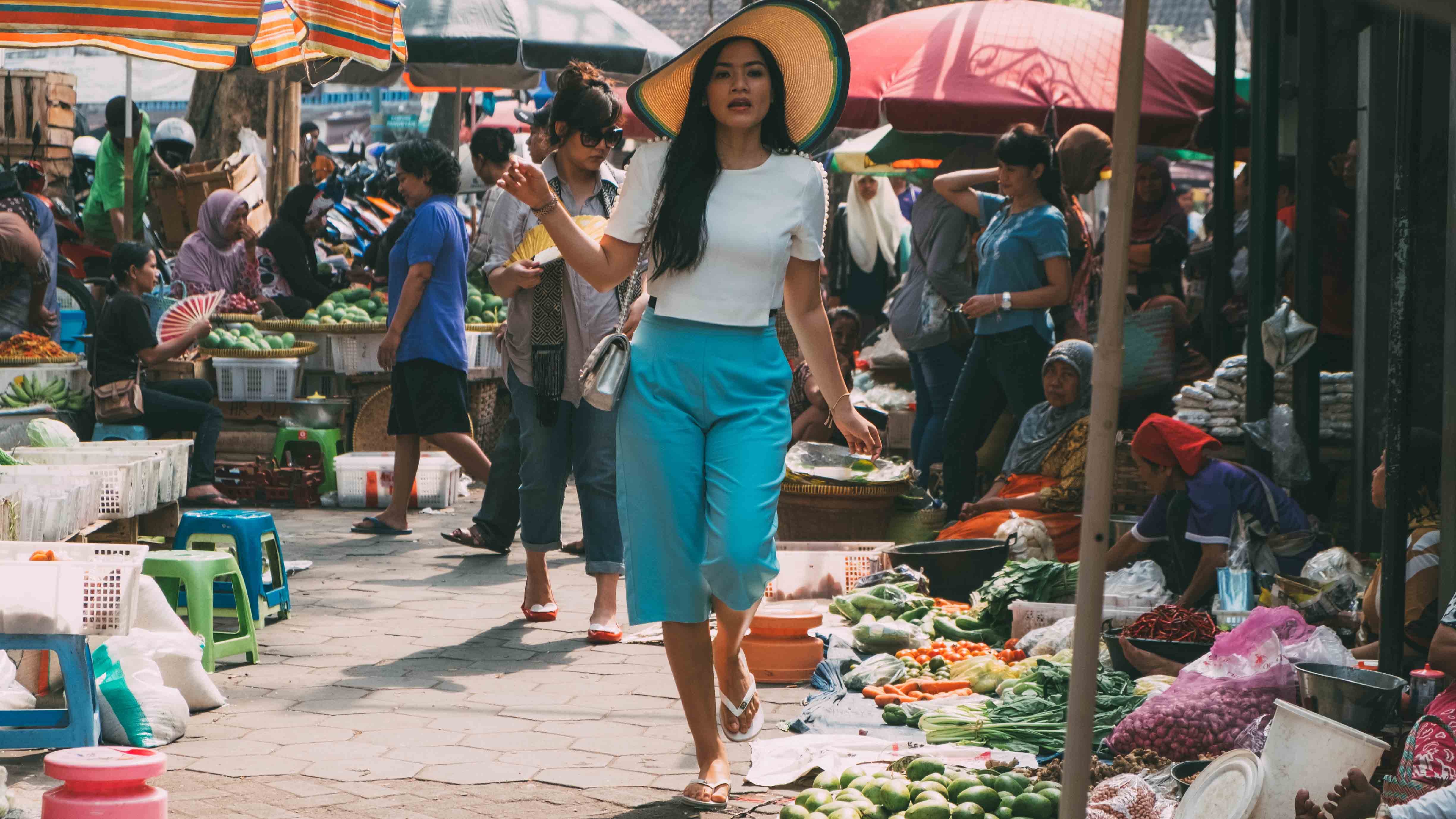 GIRLY. Maura mengenakan topi lebar untuk menghindari cahaya matahari saat berkunjung ke pasar. Foto oleh Sofyan Syamsul/Miles 