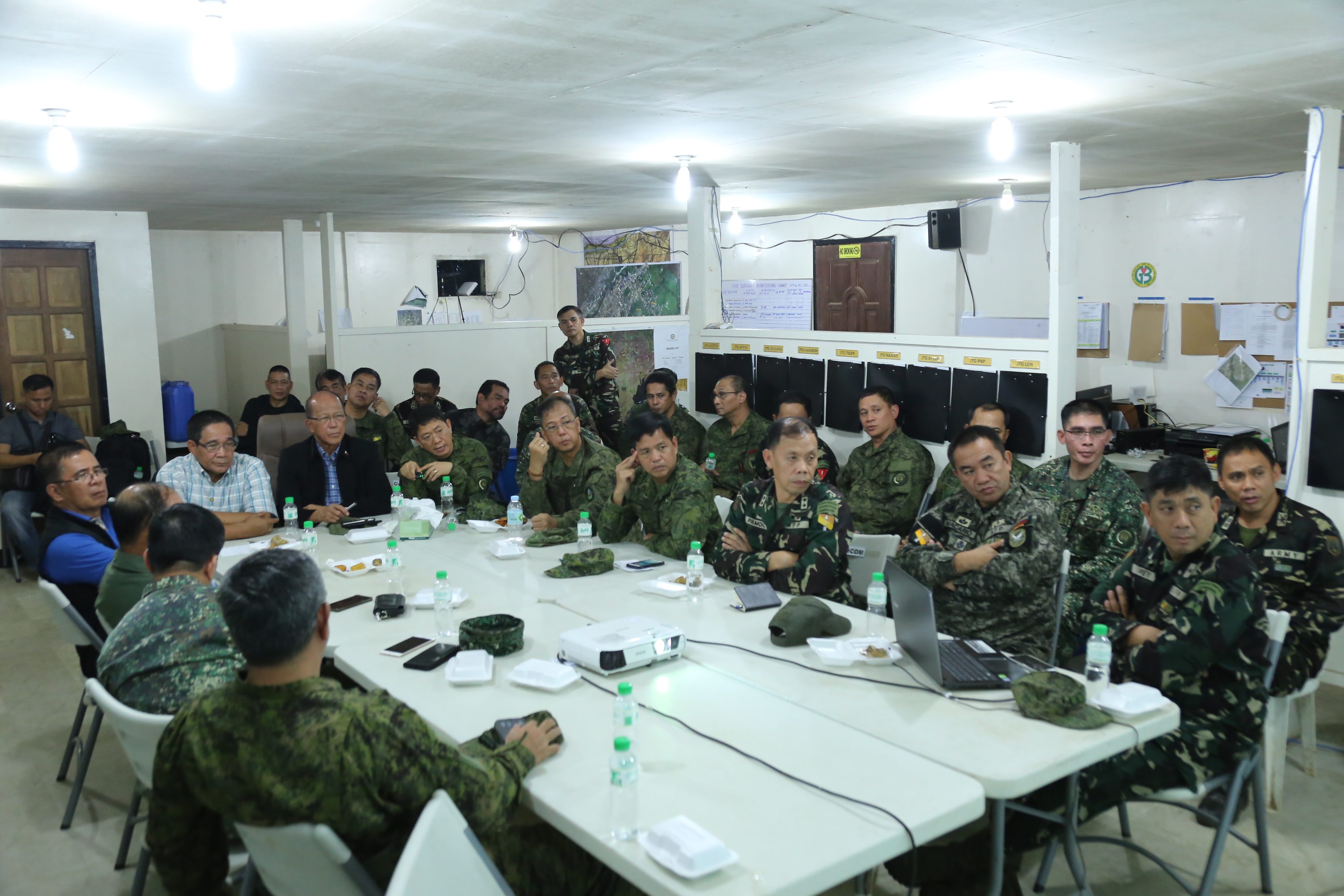 TOP OFFICIALS. National Security Adviser Hermogenes Esperon Jr and Defense Secretary Delfin Lorenzana get a briefing from ground commanders on the 46th day of the Marawi crisis. Photo from AFP 