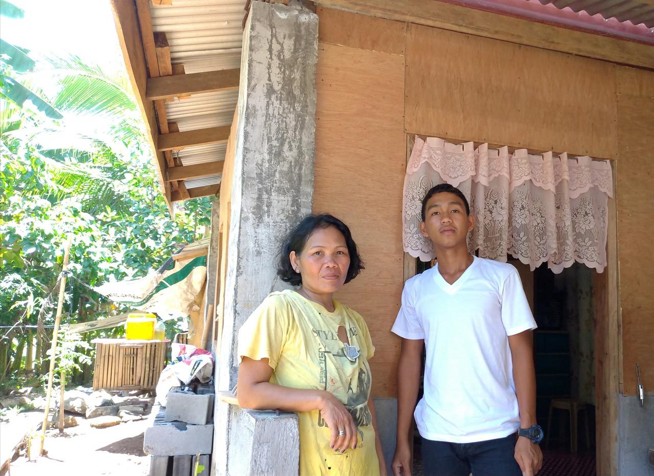 GRATEFUL. Melita Consulta and her son Jason now have a new home. Photo by Mavic Conde/Rappler 