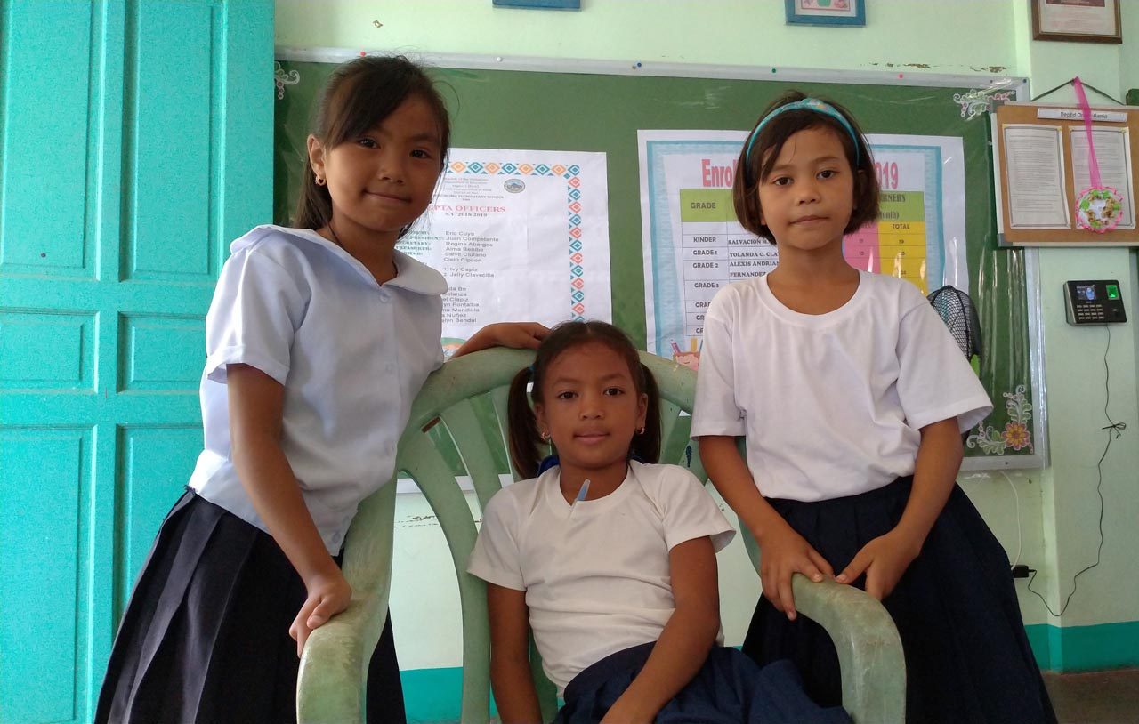 GRADESCHOOLERS. Angel, KC, and Juvy are from families whose homes were totally washed out. Photo by Mavic Conde/Rappler  