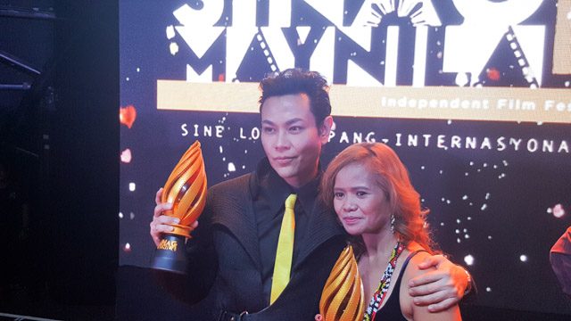 Raymond Francisco and Malona Sulatan with their Best Actor awards. Photo by Alexa Villano/Rappler 