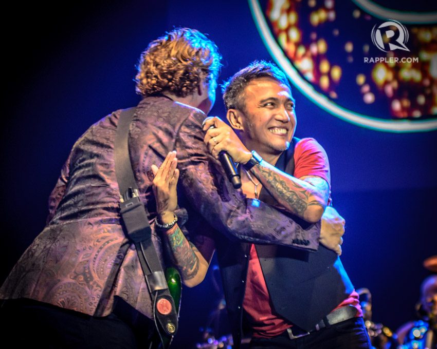Arnel Pineda sings with Chicago at Manila concert