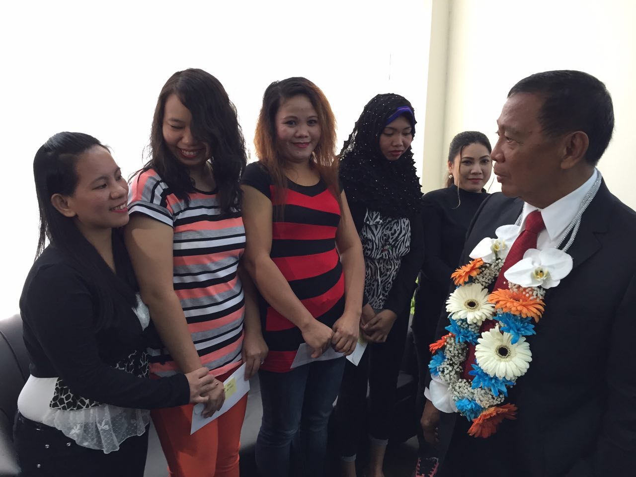 Binay returns from UAE trip with 5 abused OFWs