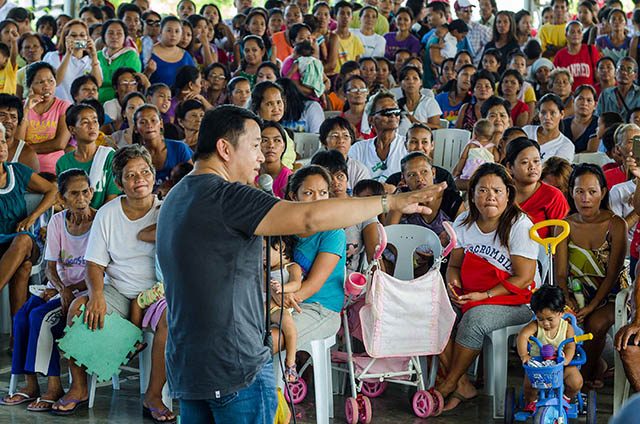 KID'S PROMISE. Makati Mayor Kid Peña giving his speech in front of the Makati Homeville residents on August 13. Photo by Rob Reyes/Rappler 
