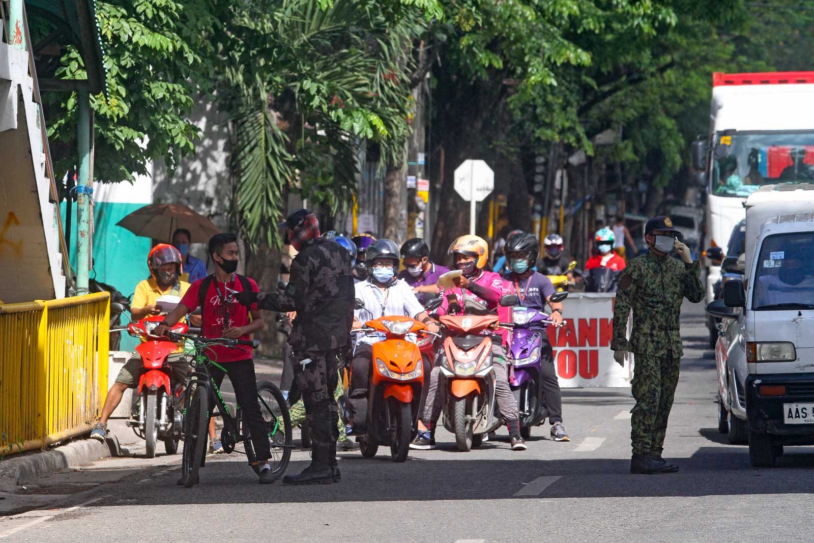 CHECKPOINT. Police check documents of motorcyclists at a Cebu City checkpoint. Photo by Gelo Litonjua/Rappler 
