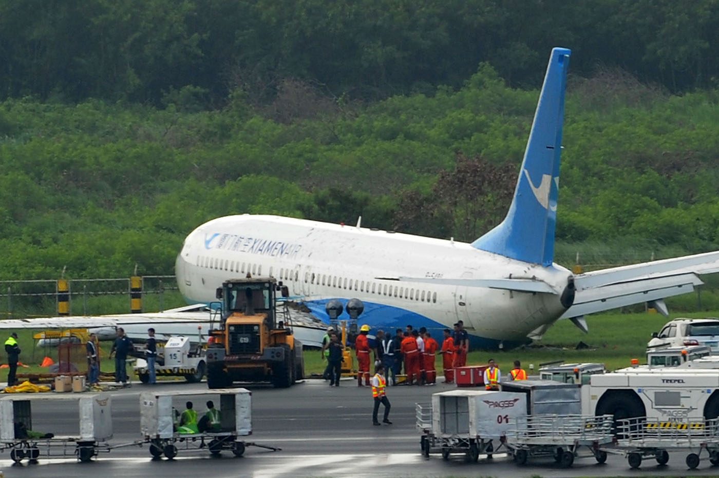 RUNWAY MISHAP. Workers on August 17, 2018, attend to a Xiamen Air Boeing 737-800 after it skidded off the NAIA runway in Paranaque City. Photo by Ben Nabong/Rappler  