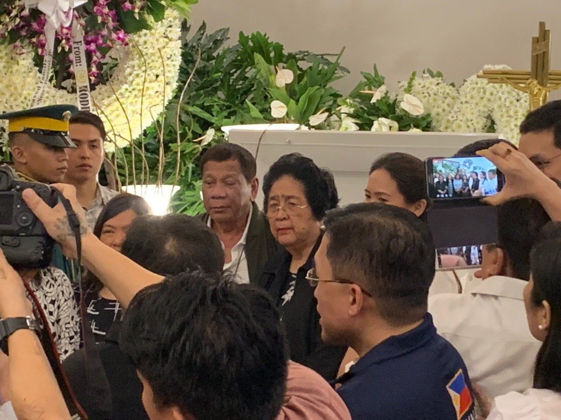 DROOPING EYELID. President Duterte poses with Pimentel family members at the wake of Nene Pimentel. Photo by Aika Rey/Rappler 