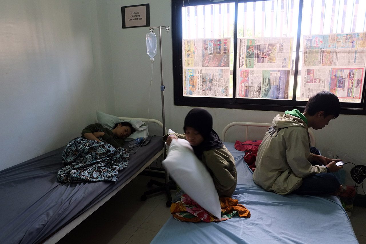 RECUPERATING. The Jamail siblings inside the Lanao del Sur Provincial Capitol health center. Photos by Bobby Lagsa/Rappler 
