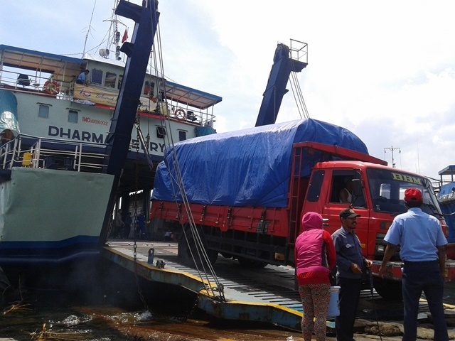 Sopir truk mengeluarkan kendaraannya dari KMP Dharma Ferry di Pelabuhan Ketapang pada 10 Maret 2016. Foto oleh Ika Ningtyas/Rappler  