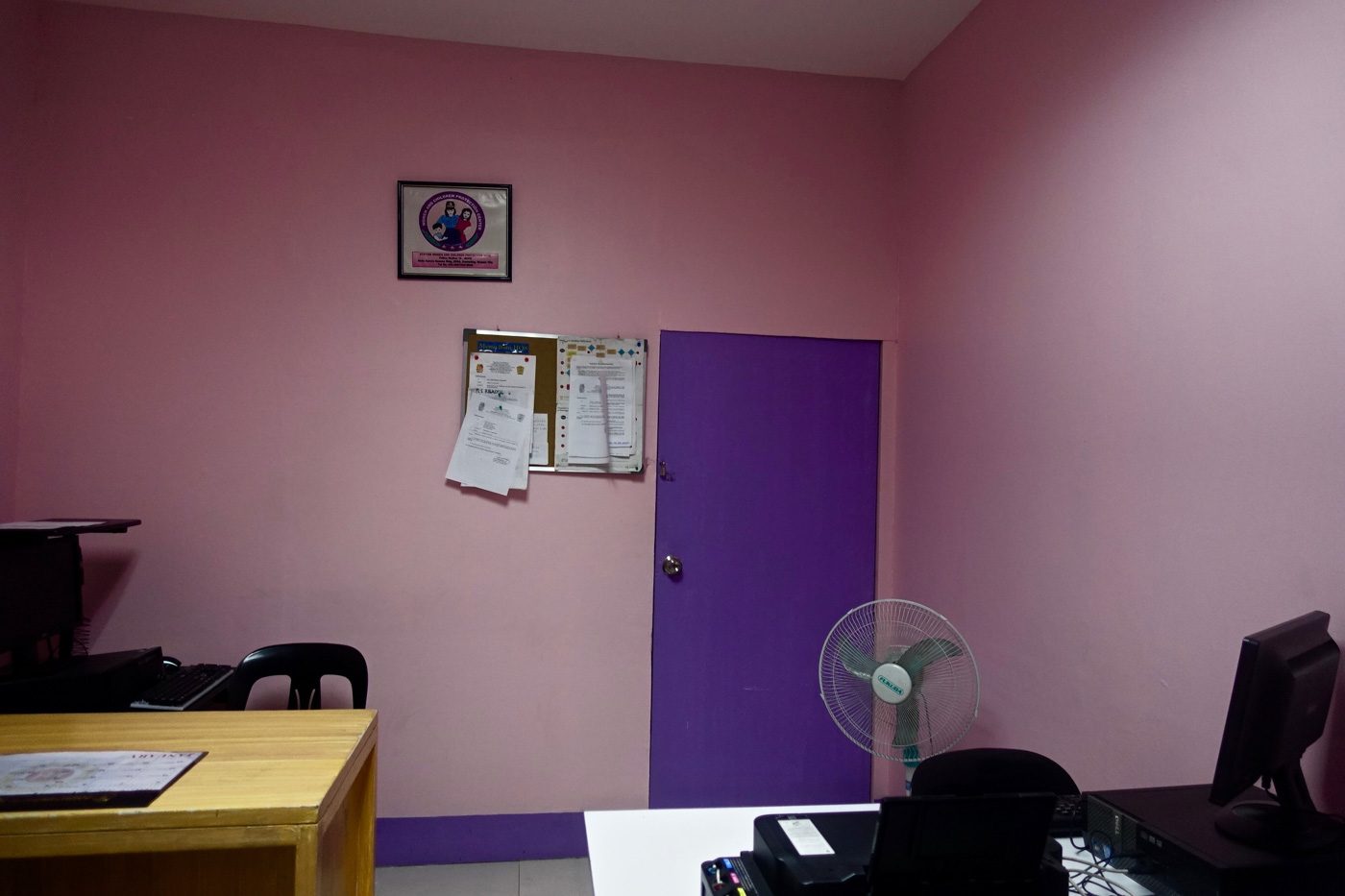 PLAIN PINK. The Kamias police station's women and children protection desk. Photo by Rambo Talabong/Rappler 
