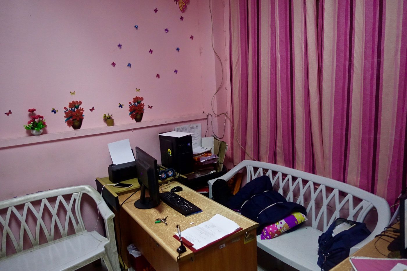 BENCHES FOR SLEEPING. The Batasan police station's pink room. Photo by Rambo Talabong/Rappler 