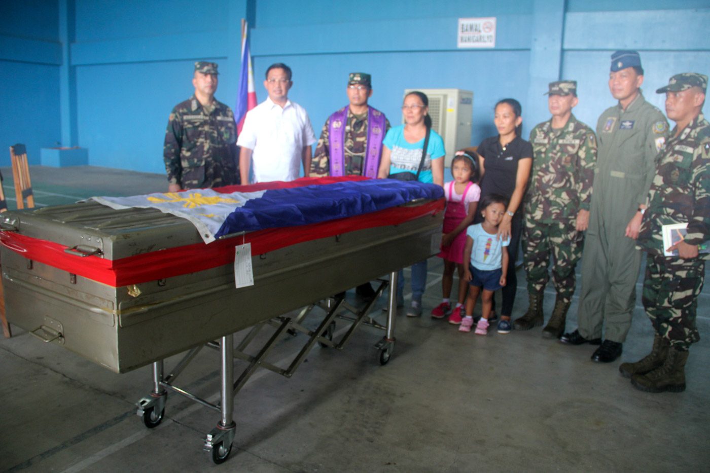 HONOR. Army Private First Class Reymart E. Carloto is posthumously given honors by his fellow soldiers. Photo by Rhaydz Barcia/Rappler 
