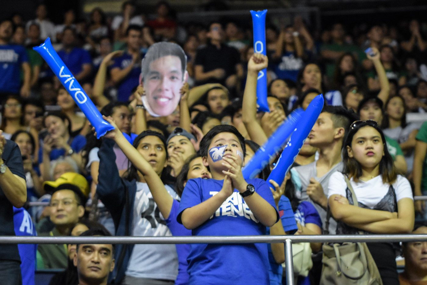 MIXED FEELINGS. The cardiac third quarter saw mixed feelings within the Ateneo crowd as the Blue Eagles traded leads with the Green Archers. Photo by Alecs Ongcal/Rappler  