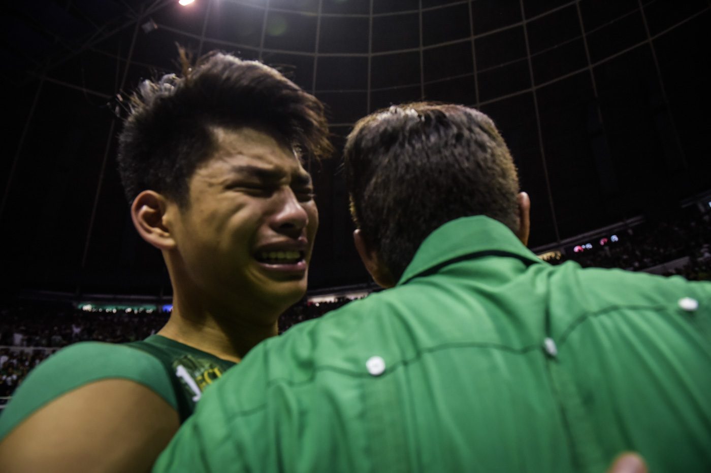 TEARS. Ricci Rivero sheds his tears as he receives a hug from his coach. Photo by Alecs Ongcal/Rappler  