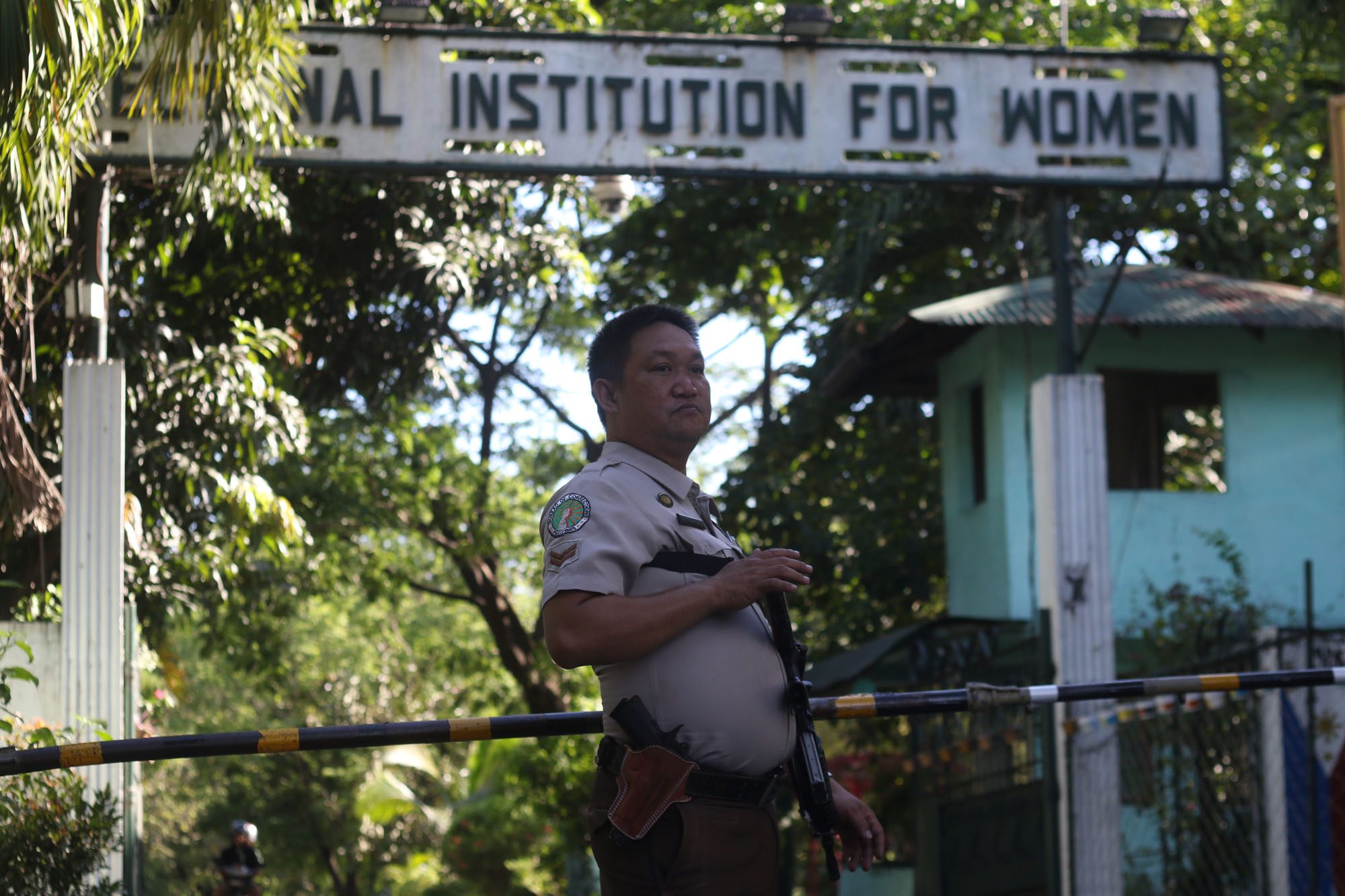 NAPOLES' JAIL NO MORE. A guard stands by the gate of the Correctional Institution for Women on May 15, 2017, awaiting the Sandiganbayan sheriff that would bring the court's order to get Janet Lim Napoles out of the facility in Mandaluyong and bring her to Bicutan. Photo by Inoue Jaena/Rappler  