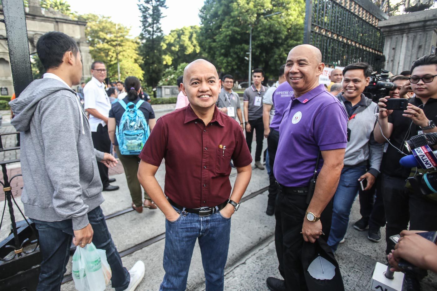SC REPRESENT. Associate Justice Marvic Leonen welcomes Bar examinees at the UST gate.    