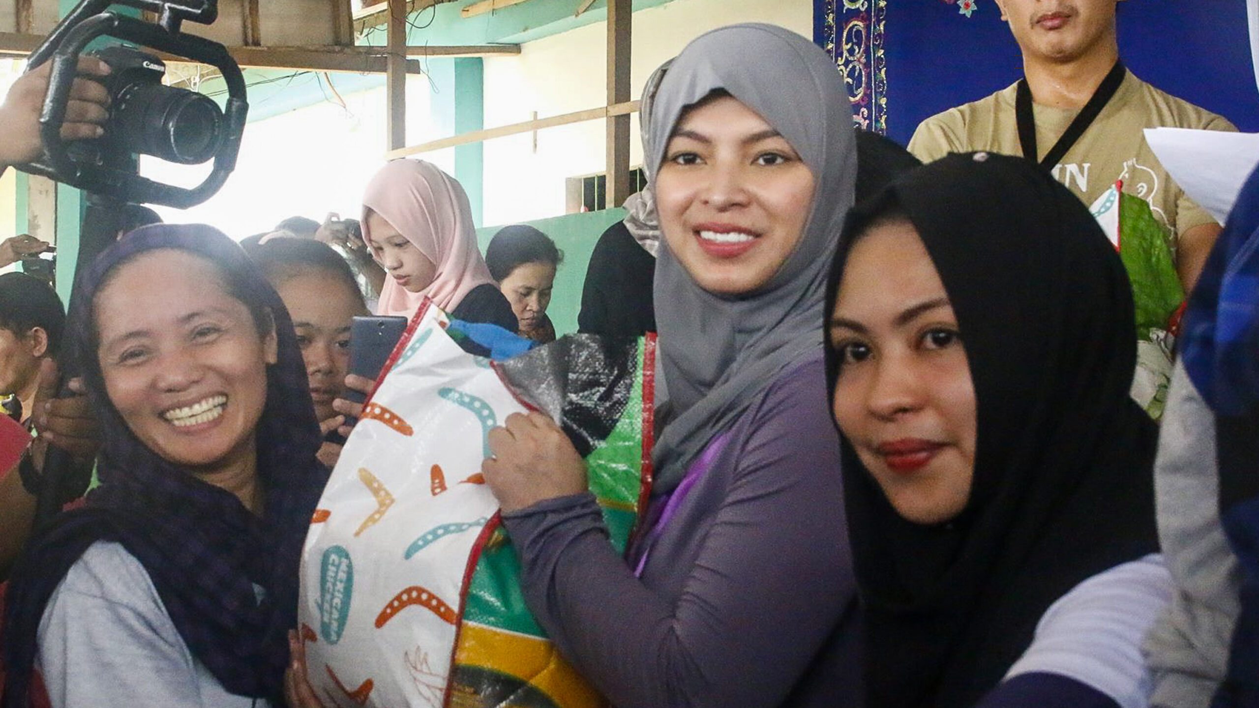 IN PHOTOS: Angel Locsin visits Marawi evacuees