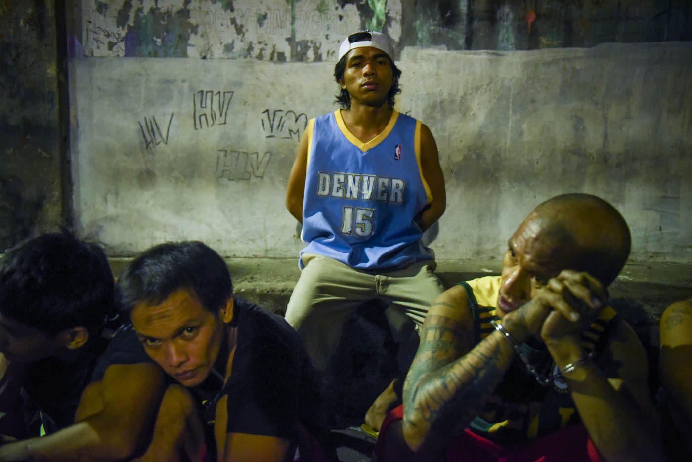 PUSHER? Pepito Roque Jr (center, in blue) is number 8 in the drug watch list of local police. 