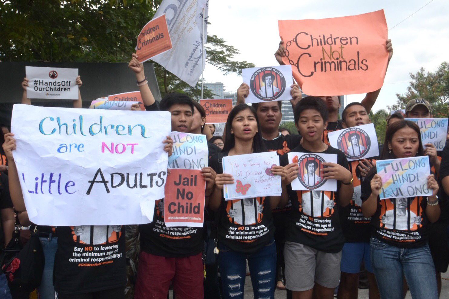 Rights groups protest outside Senate vs lowering age of criminal liability