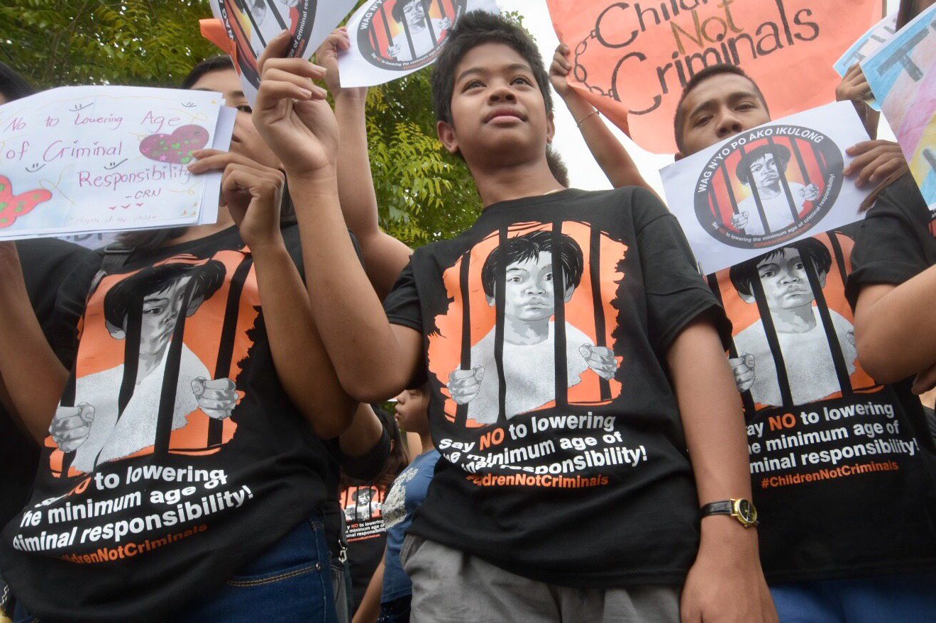 PROTEST. Children's rights advocates wore the same black shirt to show their stand on the issue. Photo by Angie de Silva/Rappler  