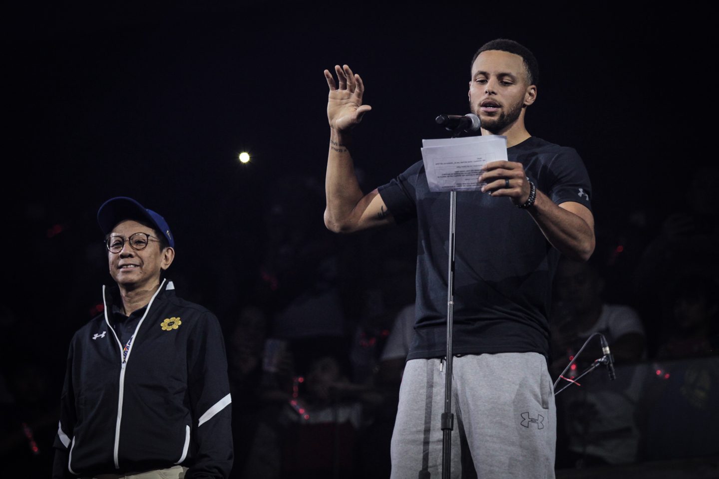 SUPERSTAR. Stephen Curry leads the oath of sportsmanship at the UAAP opening. 