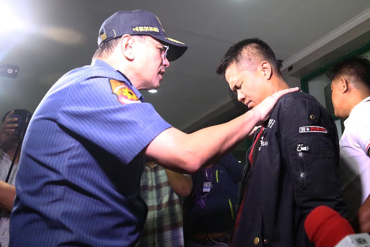 NCRPO chief Guillermo Eleazar scolds PO2 Marlo Quibete following his arrest for a robbery extortion case at the Marikina City Police Station on Wednesday, March 6. Quibete is a member of the Eastern Police District Drug Enforcement Unit who allegedly asked money from the family of a drug suspect they arrested in a buy bust operation in exchange for his freedom. Aside from the money, Quibete and his cohorts kept the motorcycle and necklace of the suspect. Eleazar recommended that Quibete and his team be dismissed from the unit.
Photo by Ben Nabong 