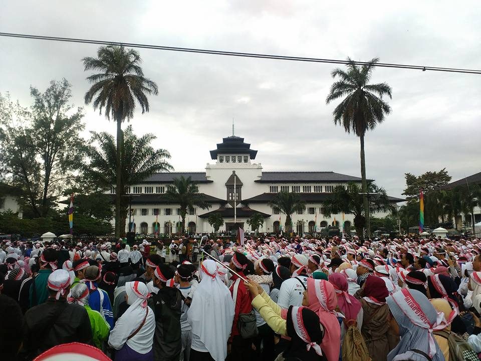 Puluhan ribu warga menghadiri peringatan Maulid Daarut Tauhiid ke-26 di Lapangan Gasibu Bandung, Jawa Barat, pada 12 Desember 2016. Foto dari Facebook/KH.Abdullah.Gymnastiar 