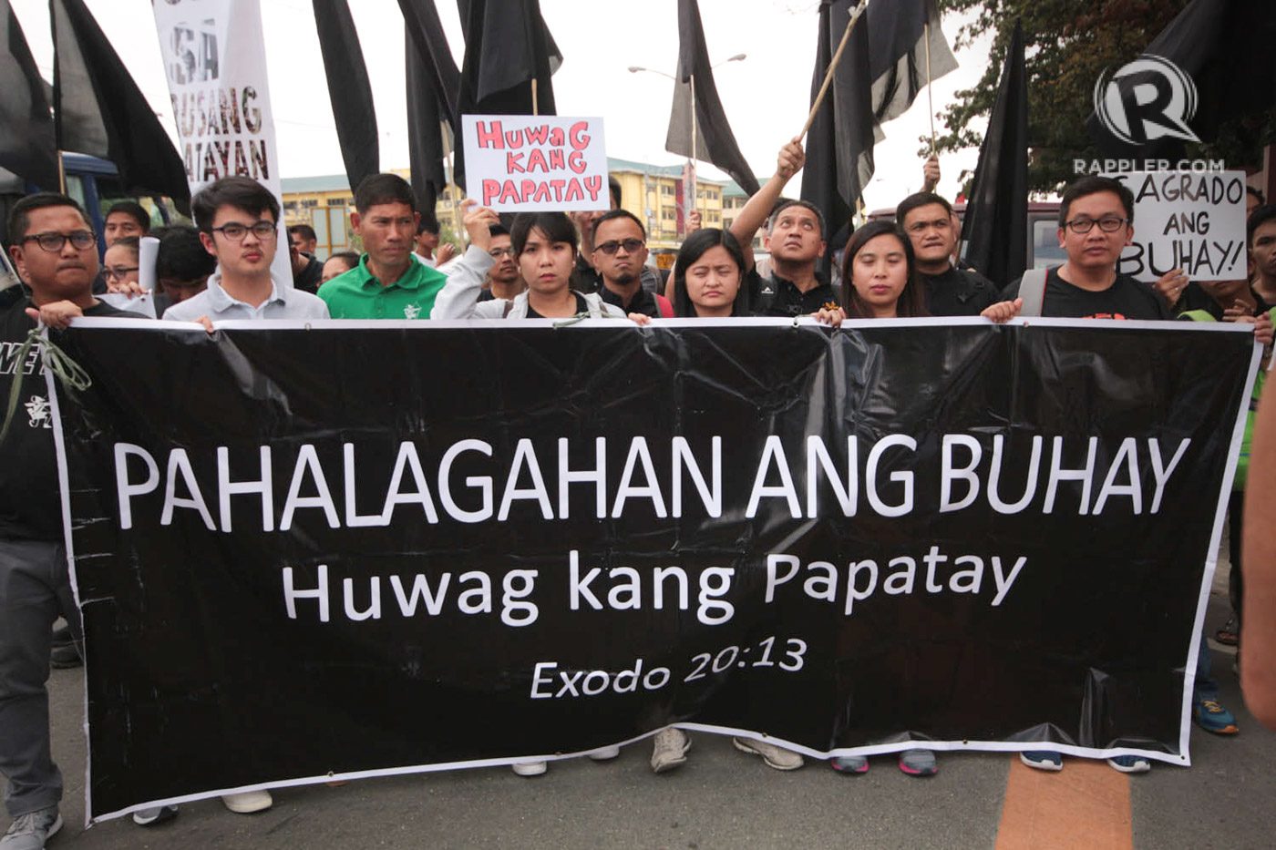 'DO NOT KILL.' Various groups of anti-death penalty bill hold a protest rally outside the House on 
March 7, the day lawmakers voted 217-54-1 in favor of the death penalty bill. Photo by Darren Langit/Rappler 