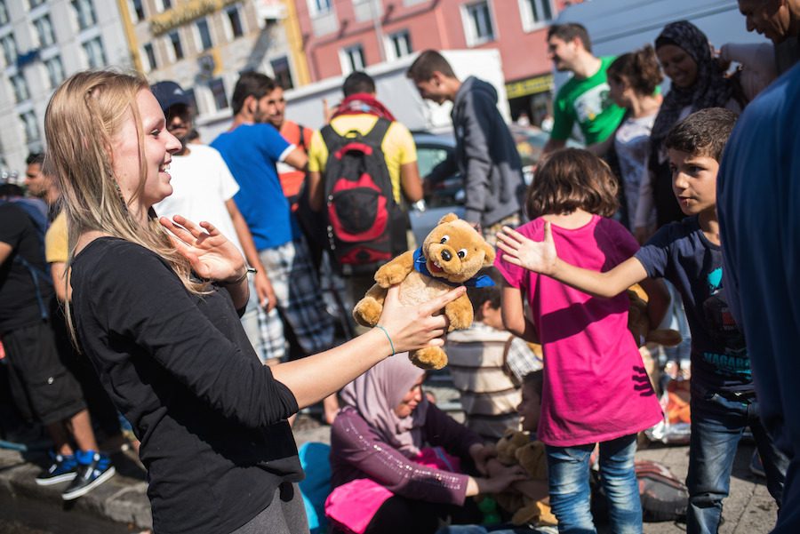 Warga Jerman membanjiri stasiun dengan bantuan untuk pengungsi