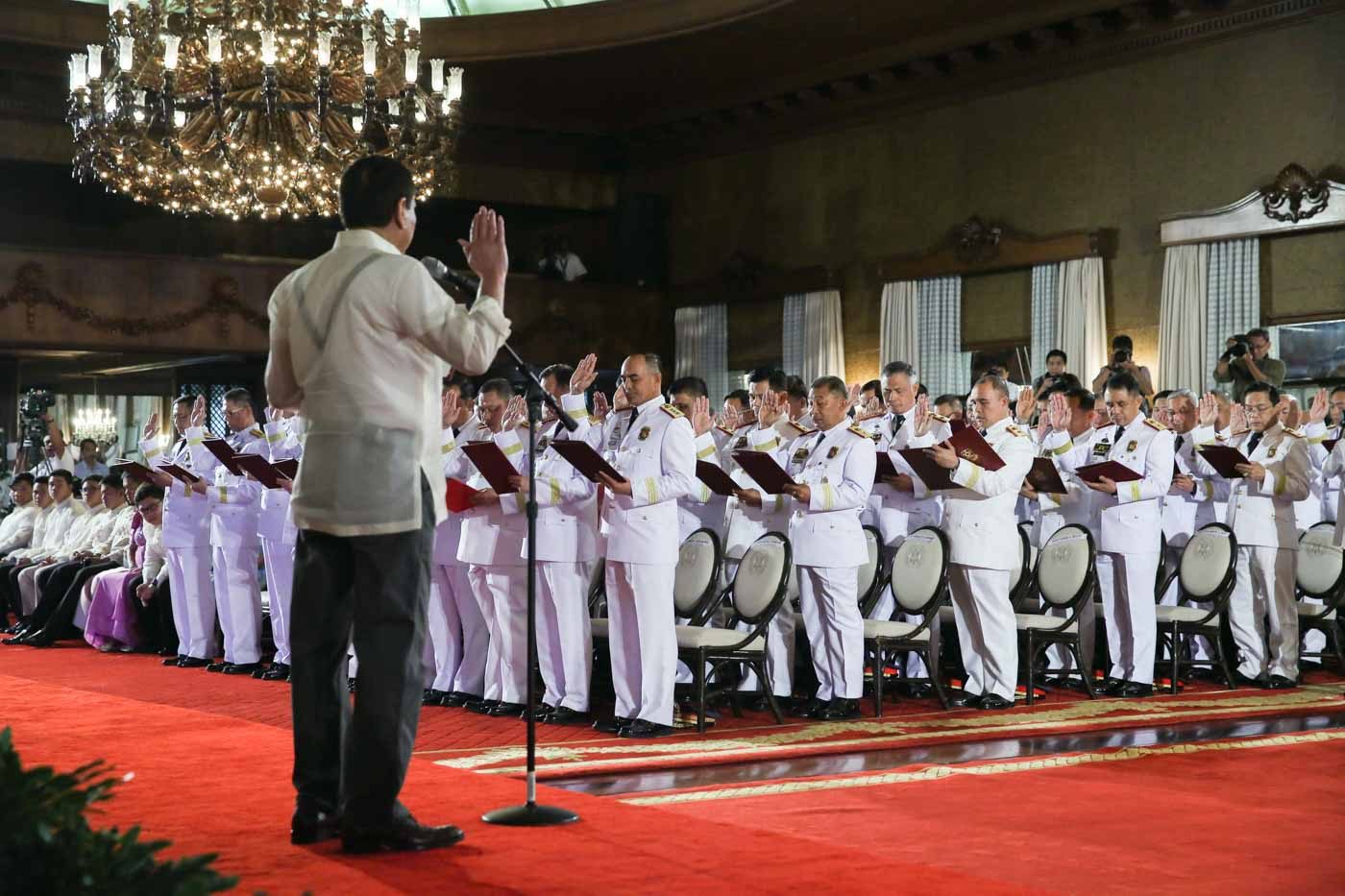 COMMANDING POLICE FORCE. President Rodrigo Duterte leads in the oath-taking of newly-promoted Philippine National Police (PNP) officials at the Rizal Hall of Malacañang Palace on January 19, 2017. Malacañang photo  