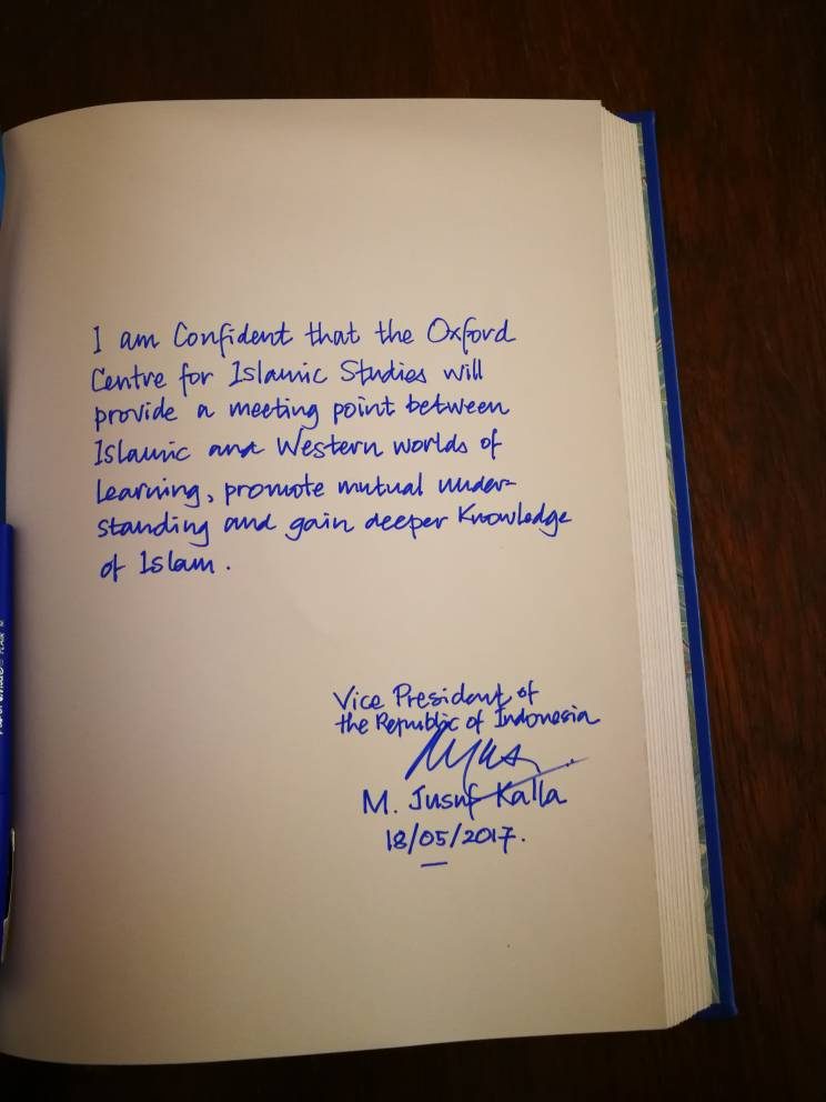 PESAN. Tulisan tangan Wakil Presiden Jusuf "JK" Kalla saat tiba di Oxofrd Centre for Islamic Studies di Inggris pada Kamis, 18 Mei. Foto: istimewa 