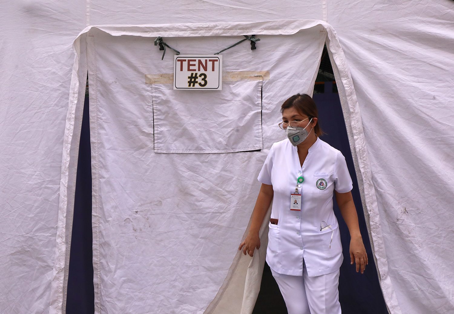 ISOLATION. A health professional from Quezon City General Hospital leaves an isolation tent for persons suspected to have COVID-19 on March 10, 2020. Photo by Darren Langit/Rappler  