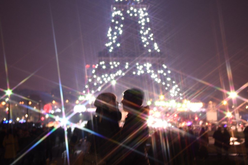 CITY OF LOVE. A couple kiss in front of the Eiffel tower during the New Year's celebrations in Paris, on January 1, 2020. Photo by Martin Bureau/AFP 