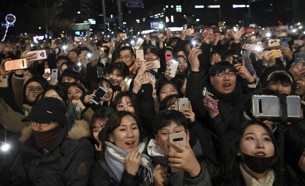 MIDNIGHT PARTY. People celebrate after midnight during a countdown event to mark the New Year at the Bosingak pavilion in central Seoul on January 1, 2020. Photo by Jung Yeon-je/AFP 