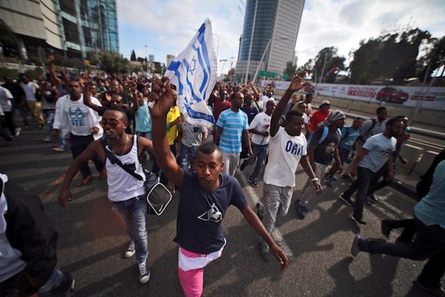 Police fire stun grenades at Tel Aviv rally by Ethiopian Israelis