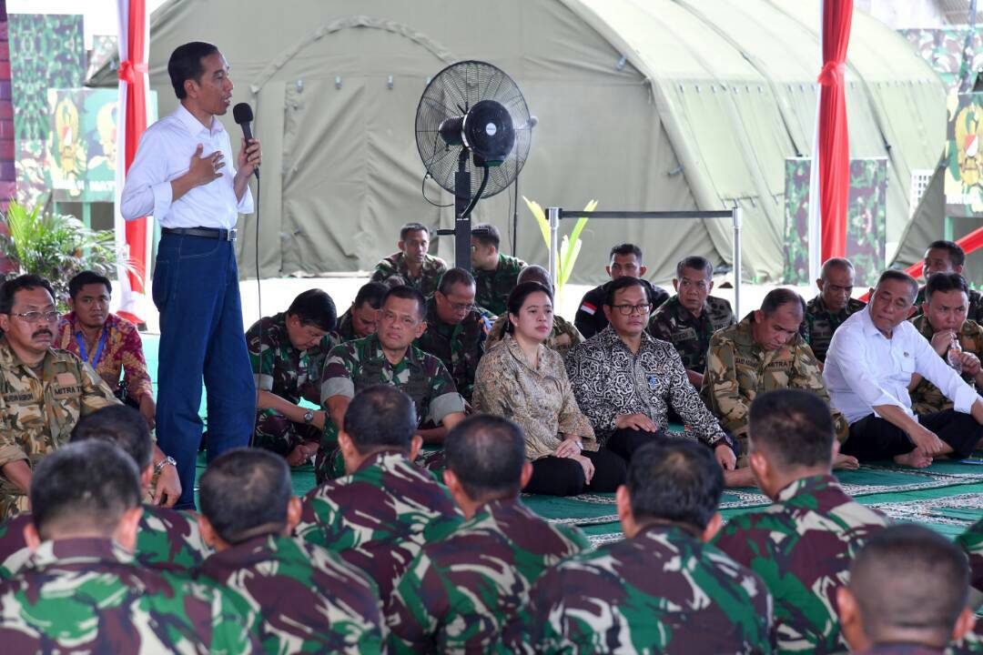 GEBUK. Presiden Joko "Jokowi" Widodo tengah berbicara di depan ribuan personel TNI yang bertugas di Kepulauan Natuna dan mengajak untuk menggebuk ormas yang keluar dari ideologi Pancasila pada Jumat, 19 Mei. Foto: Biro Pers Istana 