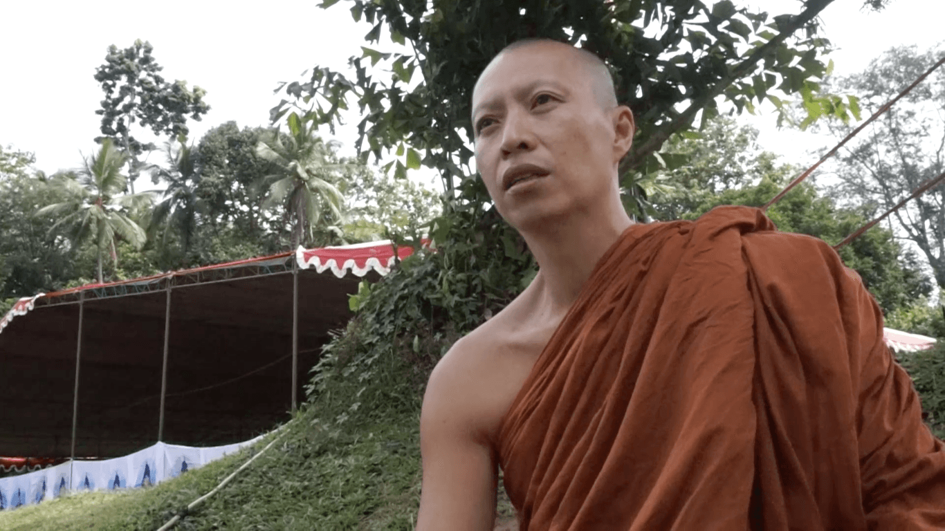Menjadi seorang bhikkhu